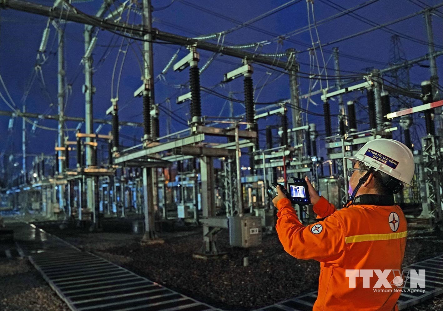 Tổ thao tác lưu động Truyền tải điện Bình Định đo phát nhiệt thiết bị trạm biến áp 220kV Quy Nhơn.(Ảnh: Huy Hùng/TTXVN)